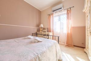 a bedroom with a bed and a window at La Casa dei Limoni in Gaggi