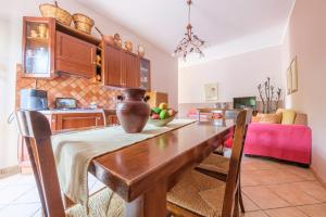 a kitchen with a table with a vase on it at La Casa dei Limoni in Gaggi