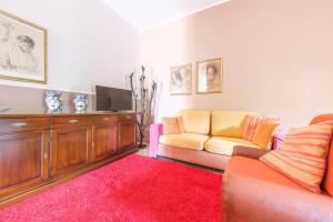 a living room with a couch and a tv at La Casa dei Limoni in Gaggi