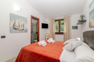 a bedroom with a bed with towels on it at Attico Stella Maris in Palau