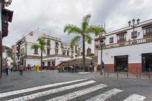 a city street with a palm tree and a building at Apartamento Rolycar 201 in Icod de los Vinos