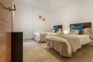 a room with two beds in a room at Apartamento Rolycar 201 in Icod de los Vinos