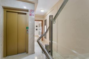 a elevator in a hospital with a glass door at Apartamento Rolycar 201 in Icod de los Vinos