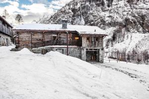 eine Holzhütte im Schnee auf einem Berg in der Unterkunft Chalet Brenand in Rhêmes-Notre-Dame