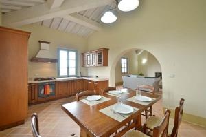 a kitchen and dining room with a table and chairs at Appartamento Cipresso in Trequanda