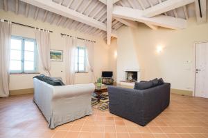 a living room with two chairs and a table at Appartamento Cipresso in Trequanda