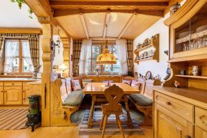 a dining room with a wooden table and chairs at Vroni Ferienwohnung - Hochzoll in Augsburg