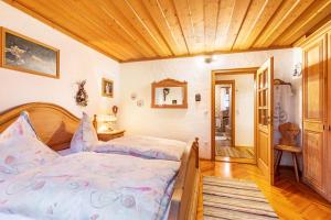 a bedroom with a bed and a wooden ceiling at Vroni Ferienwohnung - Hochzoll in Augsburg