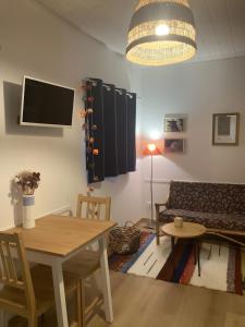 a living room with a table and a couch at Petit nid pour oiseaux de passage in Cayriech