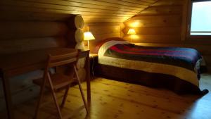 a small bedroom with a bed and a desk at Le Chalet Neige in Chorges