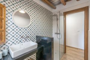 a bathroom with a sink and a mirror at Casa Pepa in Pampaneira +25 photos