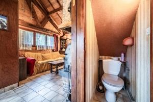 a bathroom with a toilet in a room at Chalet 6p Simple - Patchy in Verchaix