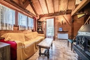 a living room with a couch and a fireplace at Chalet 6p Simple - Patchy in Verchaix