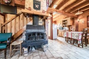 a living room with a fireplace in a house at Chalet 6p Simple - Patchy in Verchaix