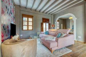 a living room with a couch and a chair at La Bonita de Pego in Pego