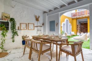 a dining room with a wooden table and chairs at La Bonita de Pego in Pego