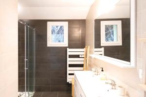 a bathroom with a sink and a shower at Maison Cosy avec Piscine in Tarnos +19 photos