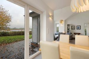ein Esszimmer und ein Wohnzimmer mit Tisch und Stühlen in der Unterkunft Badeuferhaus in Kosel + 17 Fotos