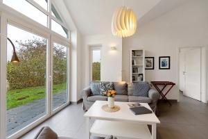 ein Wohnzimmer mit Sofa und Tisch in der Unterkunft Badeuferhaus in Kosel