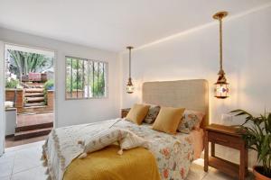 a bedroom with a large bed and a window at casa Jardín del sol planta baja in Tacoronte