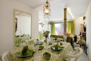 a dining room with a table and a living room at casa Jardín del sol planta baja in Tacoronte