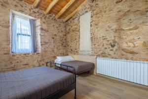 a room with two beds and a window at Casa Tunino in Monforte de Lemos