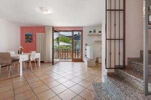 a kitchen and dining room with a table and chairs at Katzemburg 5 Plus in Arco