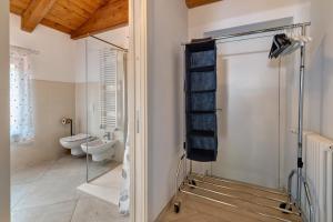a bathroom with a shower and a toilet at Maison Nature e Relax Rubino in Osiglia