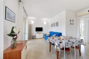 a living room with a table and a blue couch at Everlakegarda in Desenzano del Garda