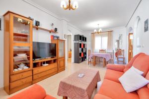 a living room with a couch and a tv at Casa Mario in Puerto Marino