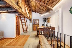 eine Küche und ein Esszimmer mit Holzdecke in der Unterkunft Chalet Brenand in Rhêmes-Notre-Dame