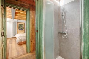 ein Badezimmer mit Dusche und ein Schlafzimmer in der Unterkunft Chalet Brenand in Rhêmes-Notre-Dame + 47 Fotos