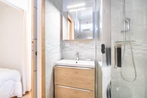 a bathroom with a sink and a shower at Mon Repaire à Frejus - proche plage in Fréjus
