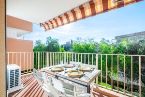 a patio with a table and chairs on a deck at Mon Repaire à Frejus - proche plage in Fréjus