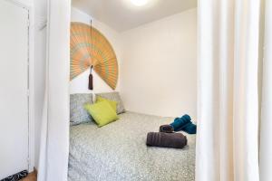 a room with a bed with an umbrella in it at Mon Repaire à Frejus - proche plage in Fréjus
