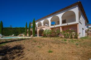 a large house with a yard in front of it at La Cabri 5 Chambres Piscine in Cabris