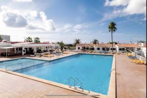 a view of the pool at the hampton inn suites palm desert at Giuliana Apartment in Alaior