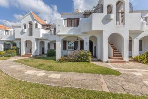 a large white house with a yard at Giuliana Apartment in Alaior