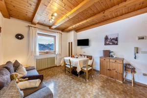 a living room with a couch and a table at Eichernhof Apartment Kirschblüte in Verano
