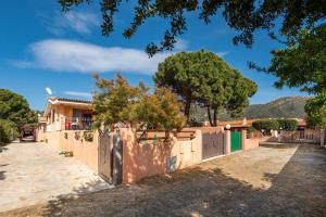 a fence in front of a house at Villetta Delfino in Sìnnai
