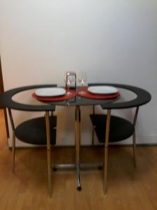 una mesa con dos platos y vasos encima en Metro-Apartment RNAL nº35375 AL-Chamada para a rede móvel nacional, en Oporto