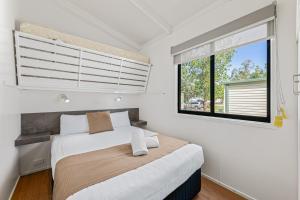 a bedroom with a large bed and a window at Rivergardens Holiday Park Mildura in Gol Gol +156 photos