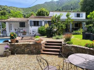 a house with a table and chairs in a yard at Santa Maria in Manso