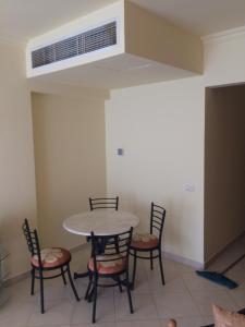 Casa Montazah في شرم الشيخ: طاولة وكراسي في غرفة مع فتحة تهوية