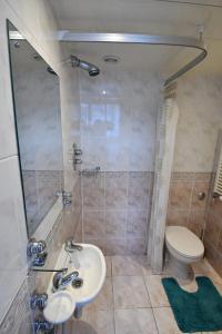 a bathroom with two sinks and a toilet at 7 Western Hill in Frosterley +20 photos