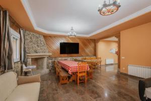a living room with a table and a fireplace at El Cauce in Navaluenga