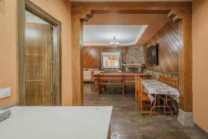 a kitchen and dining room with a table and chairs at El Cauce in Navaluenga