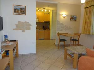 a living room with a table and a kitchen at Ferienwohnung mit Terrasse, Garten in Gotha +18 photos