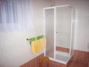 a shower in a bathroom with a towel and a stool at Ferienwohnung mit Terrasse, Garten in Gotha