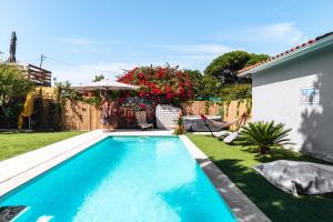 a swimming pool in the backyard of a house at Rebelsardine in Charneca